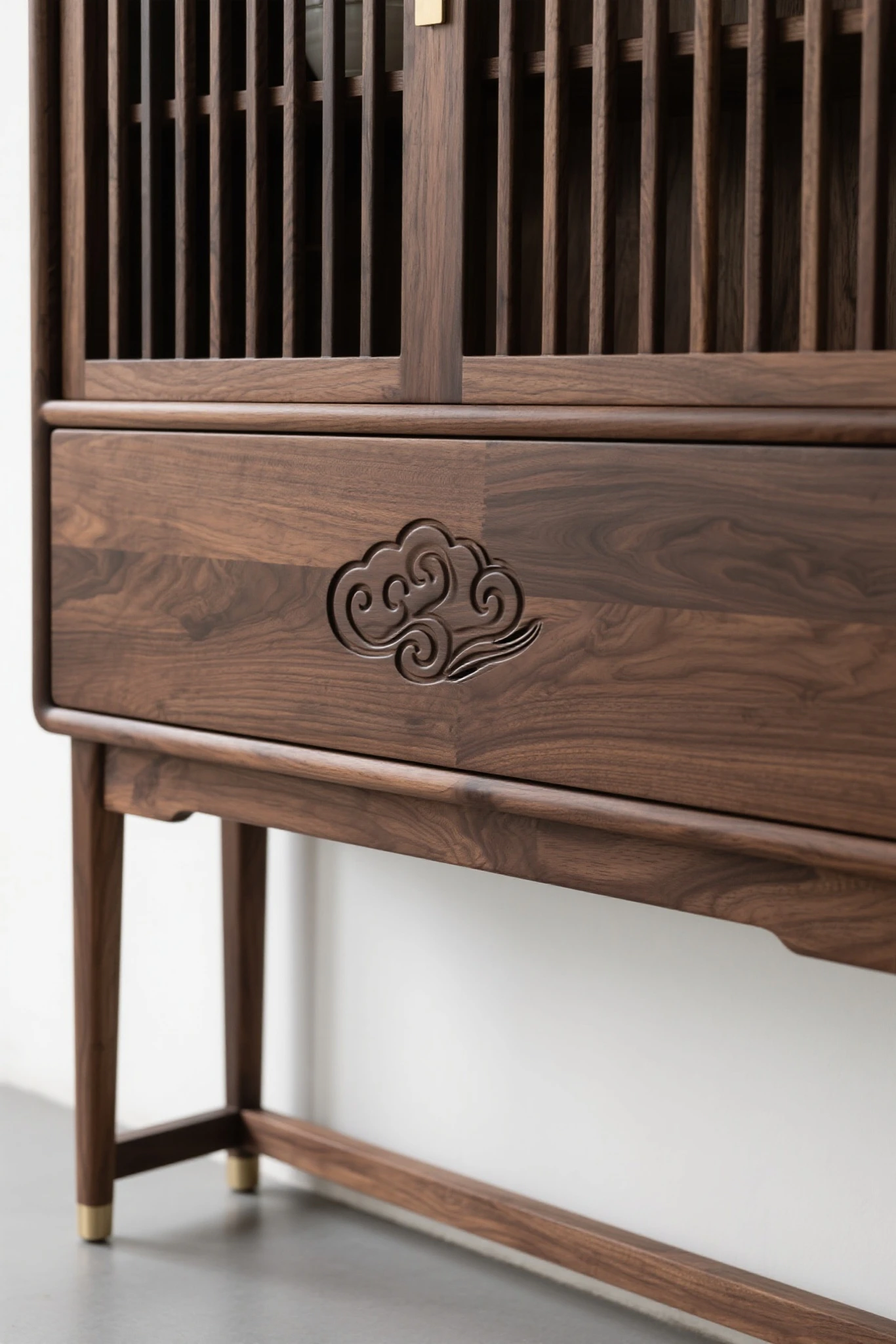 新中式餐边柜，尺寸2米，可以带祥云雕花点缀，简约款，材质要北美黑胡桃木
